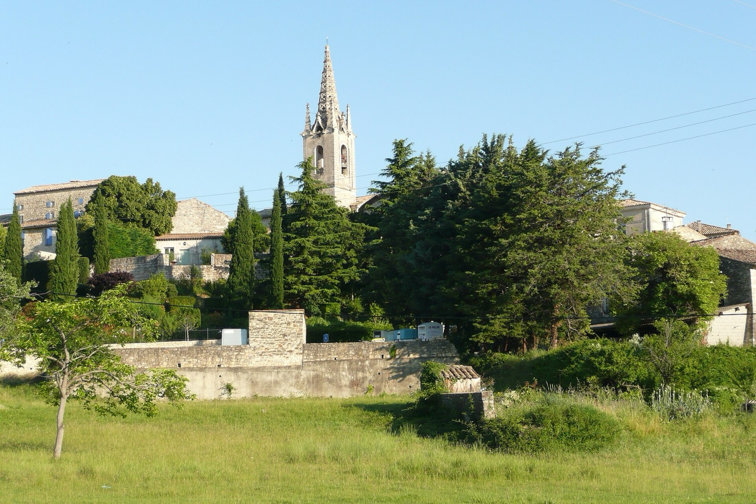 Vue du village d’Issirac dans le Gard.