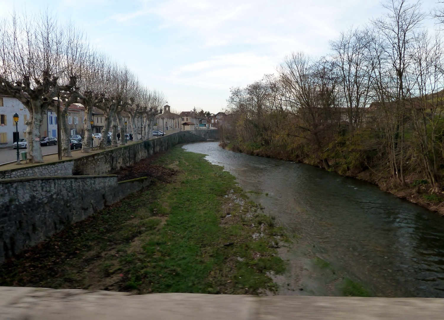 L’Arize traversant le village de Sabarat.